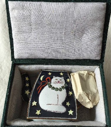 Kelvin Chen Style – Enamel Copper Cloisonne Tea Pot – White Christmas Cat w/ Stars